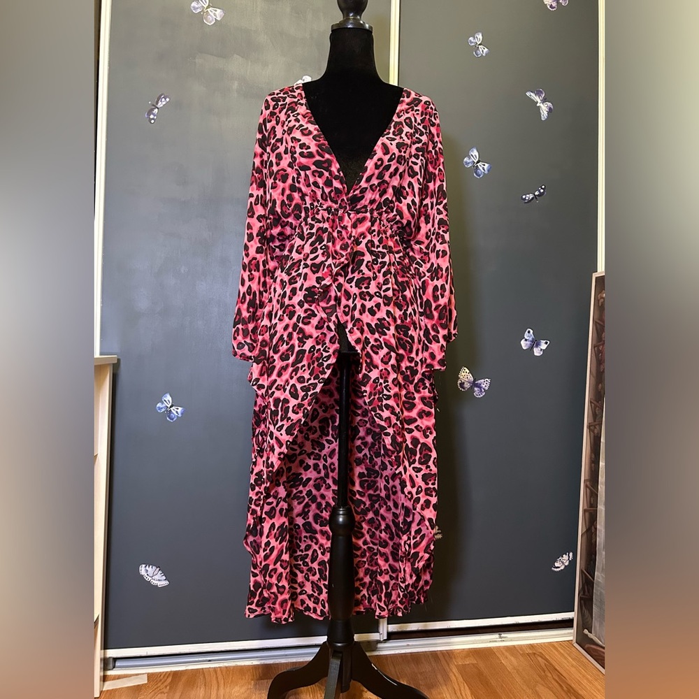 L.i.f.e Sheer Kimono Style Asymmetrical Leopard Print Top Medium Coverup
